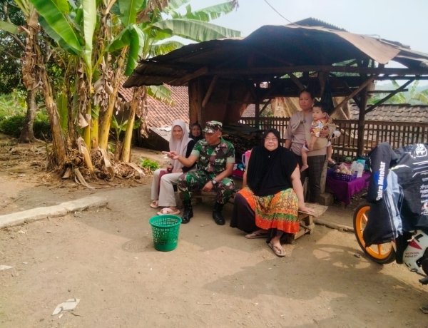 Babinsa Sukatani Pererat Silaturahmi dan Komunikasi dengan Warga Cikuda